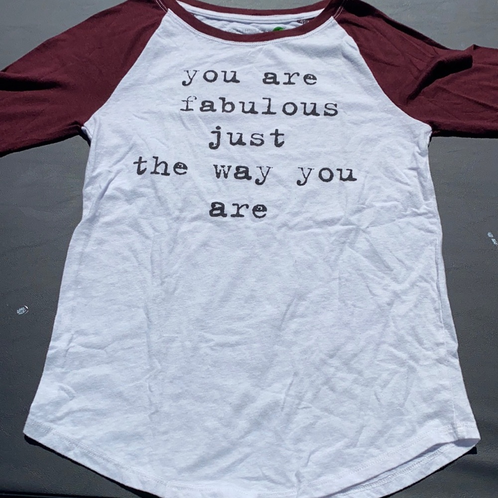 white and maroon shirt